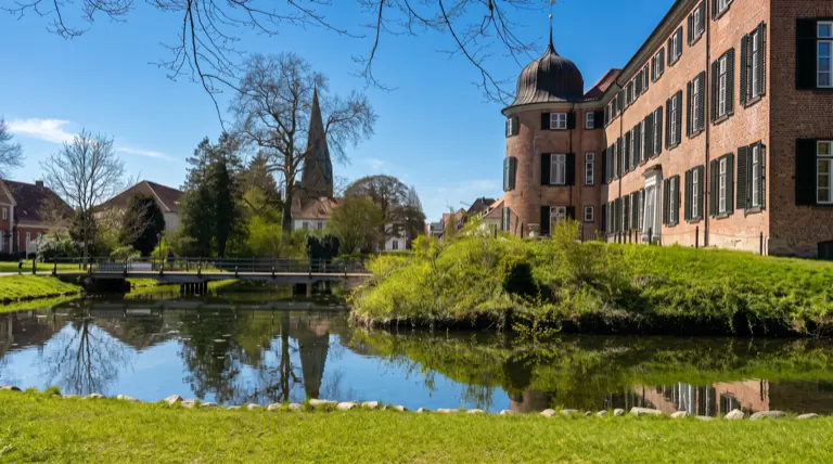Eutiner Schloss am Wasser – mitten in Eutin, wenige Minuten von der Praxis